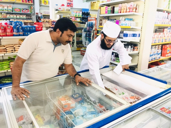 MM conducts inspection campaign in Seeb, destroys over 1,500kg of inedible food
