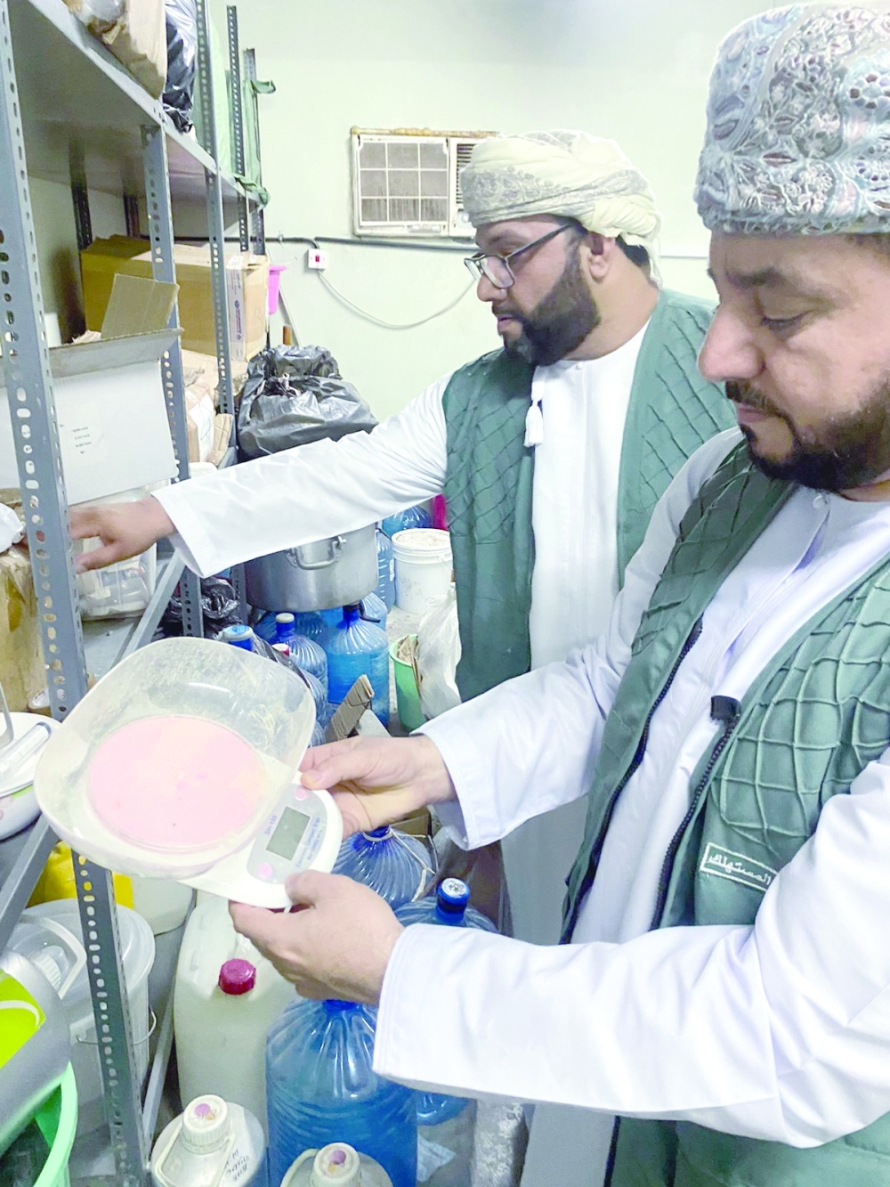 ضبط شركة مصنعة للعطور بمواد منتهية الصلاحية بشمال الباطنة