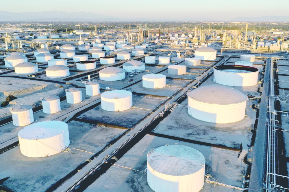 النفط يتراجع وسط مخاوف من ضعف الطلب وقوة الدولار