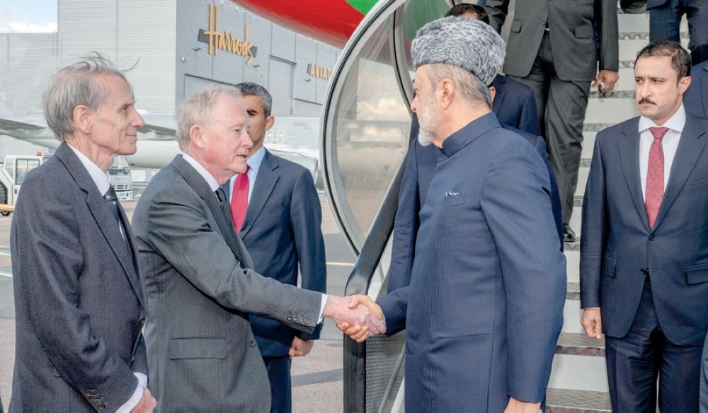 عاهل البلاد يصل إلى المملكة المتحدة للتعزية في وفاة الملكة وتهنئة الملك الجديد