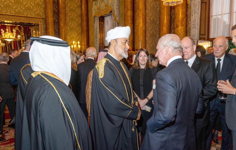 جلالة السلطان يقدم العزاء في وفاة ملكة بريطانيا ويهنئ تشارلز الثالث