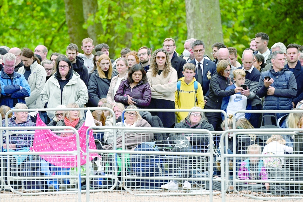 البريطانيون حضروا فجرا الى شوارع لندن لرؤية موكب جنازة الملكة