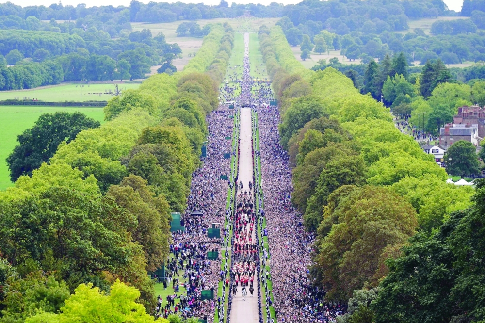 جثمان الملكة إليزابيث الثانية يوارى الثرى بقلعة وندسور بعد موكب جنائزي تاريخي