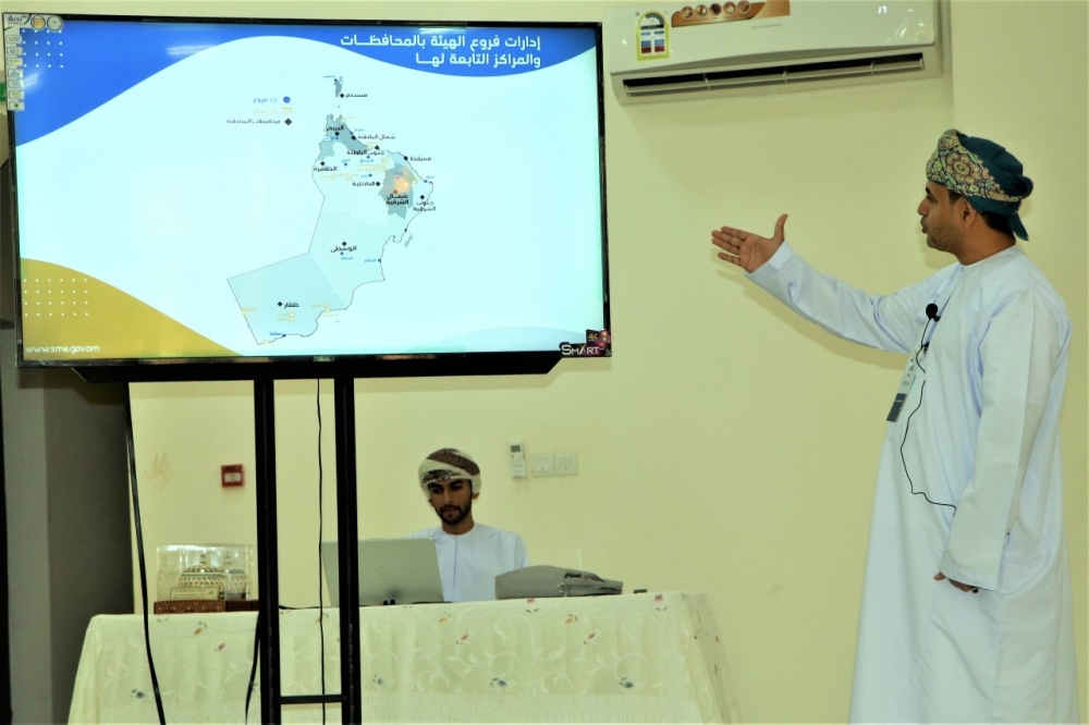 مناقشة تمكين الشباب في قطاع ريادة الأعمال والخدمات بسمائل