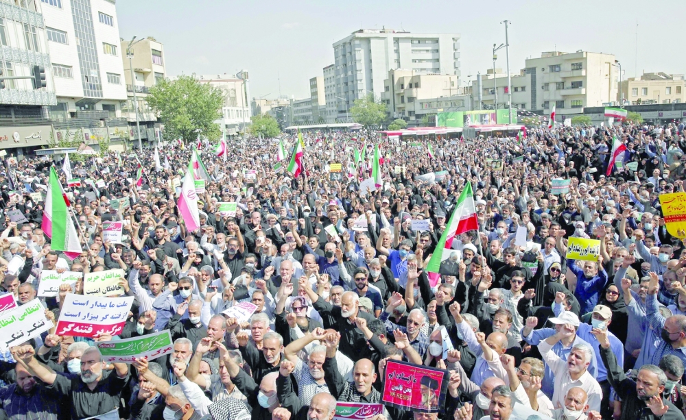 الجيش والإستخبارات يحذران من المشاركة في “التجمعات غير القانونية”
إرتفاع حصيلة الإحتجاجات في إيران إلى 36 قتيلا خلال إسبوع بينهم عناصر أمن