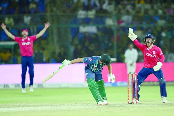 Pakistan send England in to bat in third T20I 1 Pakistan send England in to bat in third T20I