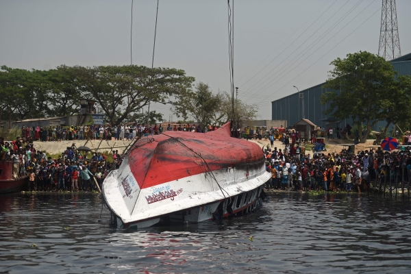 23 dead after boat sinks in Bangladesh