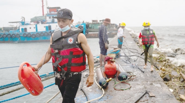 Typhoon makes Philippine landfall, work suspended