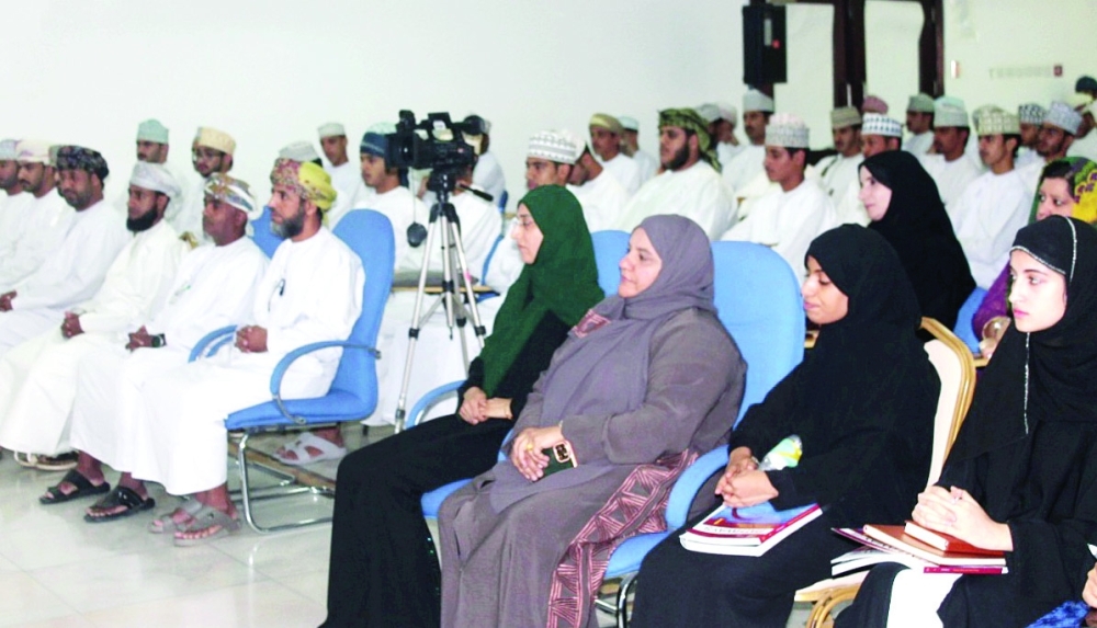 محاضرة توعوية تناقش أبرز أسباب الابتزاز الالكتروني في إبراء