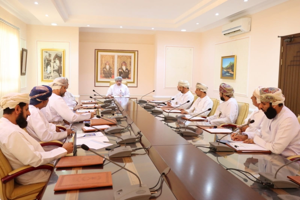 مناقشة الخطط المستقبلية لتطوير العمل بمحافظة الداخلية