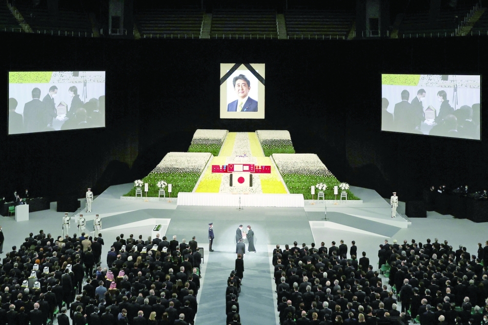 بالورود وإطلاق القذائف.. اليابان تودع آبي في جنازة رسمية