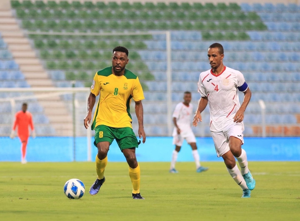 ثائر عدنان يقود تدريبات الفريق الكروي بنادي البشائر