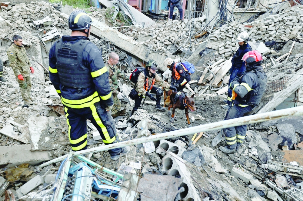 المفوضية الأوروبية تقترح عقوبات “قاسية” على روسيا.. وكييف تطالب بمزيد من الاسلحة