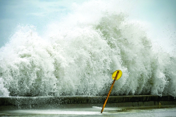 As hurricane nears, Floridians told to hunker down