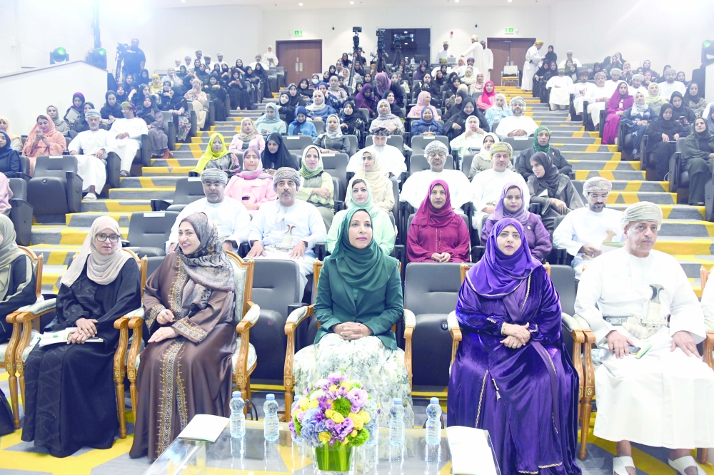ندوة حوارية تدعو إلى بناء استراتيجية للمرأة العمانية تواكب رؤية عمان 2040