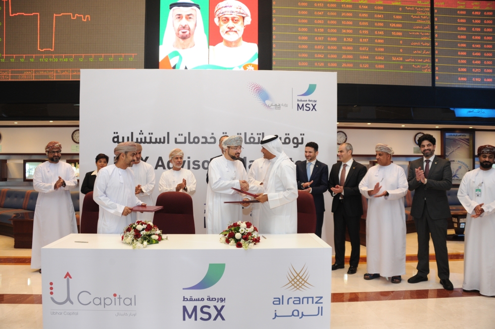 توقيع اتفاقية خدمات استشارية لدراسة وضع المبادرات الخاصة بتطوير بورصة مسقط