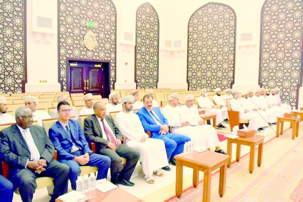 مناقشة تنفيذ قانون تبسيط وتسريع إجراءات التقاضي بصحار 8 مناقشة تنفيذ قانون تبسيط وتسريع إجراءات التقاضي بصحار