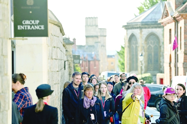 Hundreds flock to Windsor Castle to see Queen's resting place