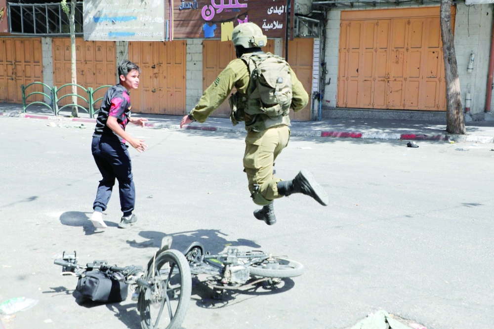 السلطة الفلسطينية تحذّر إسرائيل من تداعيات الاغتيالات بالطائرات المسيرة
