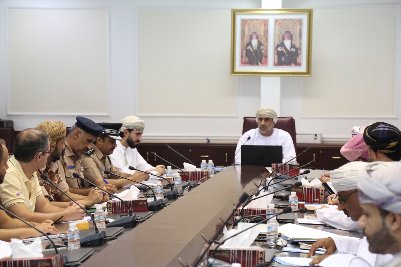 اجتماع بمحافظة جنوب الشرقية لإيجاد حلول لحماية  ولاية صور من الفيضانات وارتفاع منسوب المياه