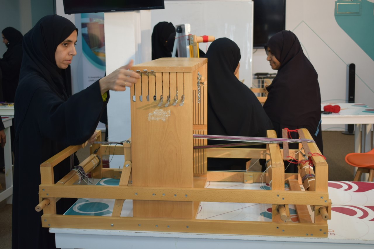 برامج صناعة النسيج والجلود تستهوي بعض النساء في محافظة الظاهرة