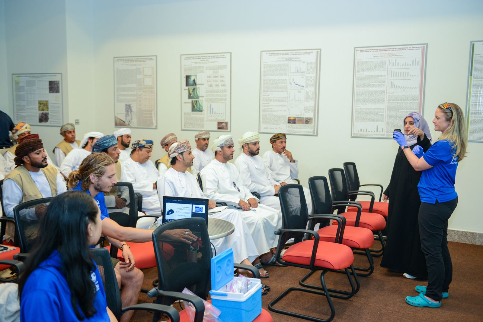 هيئة البيئة بمحافظة جنوب الشرقية تطلق مشروع تتبع السلاحف عبر الأقمار الاصطناعية