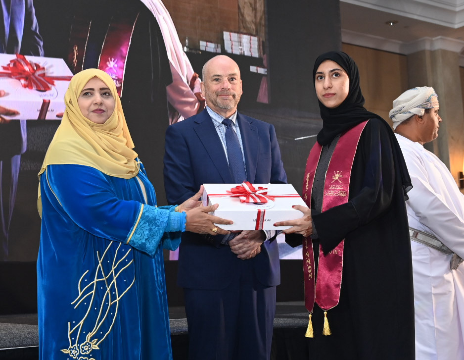 التربية والتعليم تُكرّم الطلبة المجيدين في نتائج دبلوم التعليم العام والشهادات الدولية للعام 2021 / 2022م