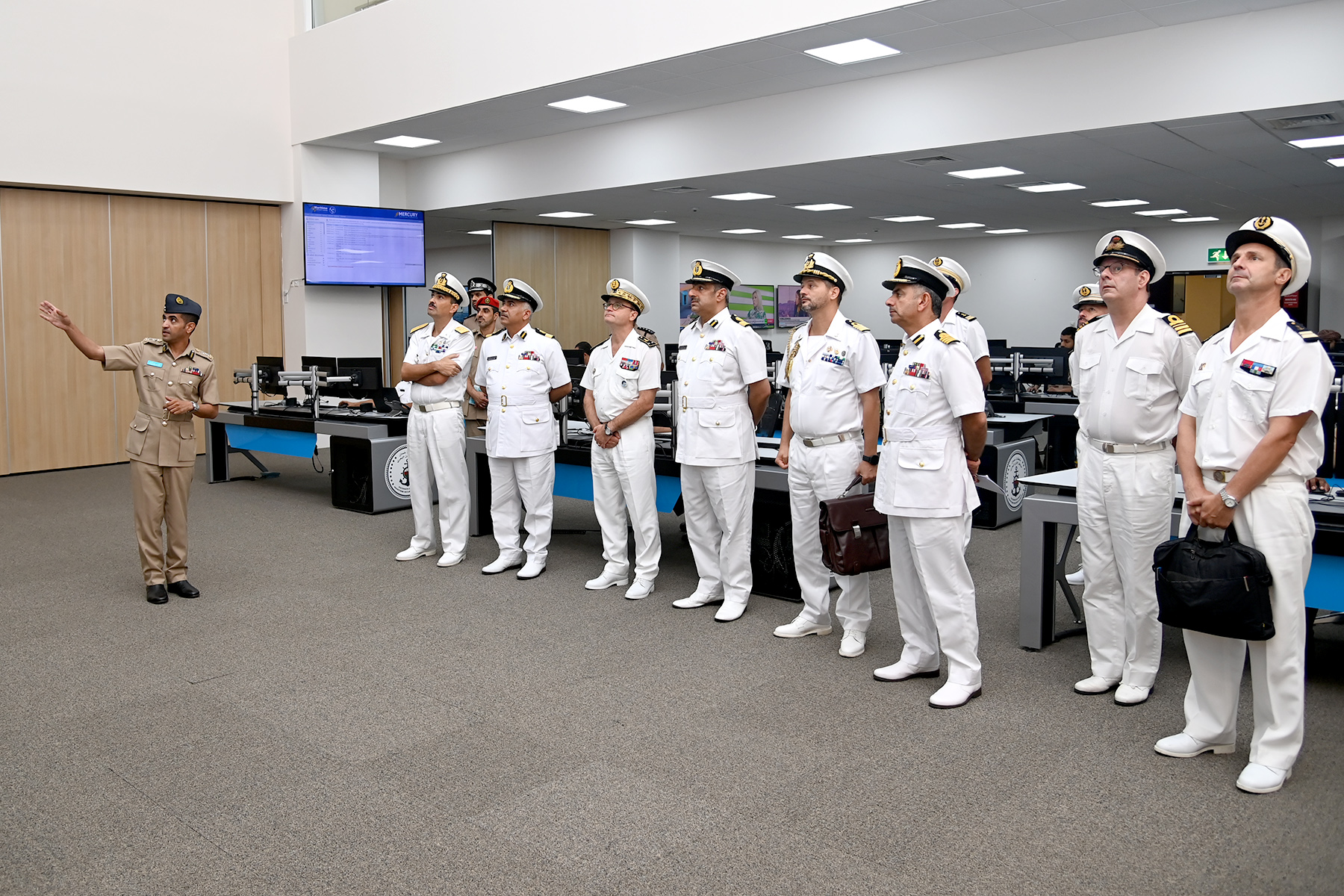 قائد العمليات بقوة آجينور الأوروبية يزور مركز الأمن البحري