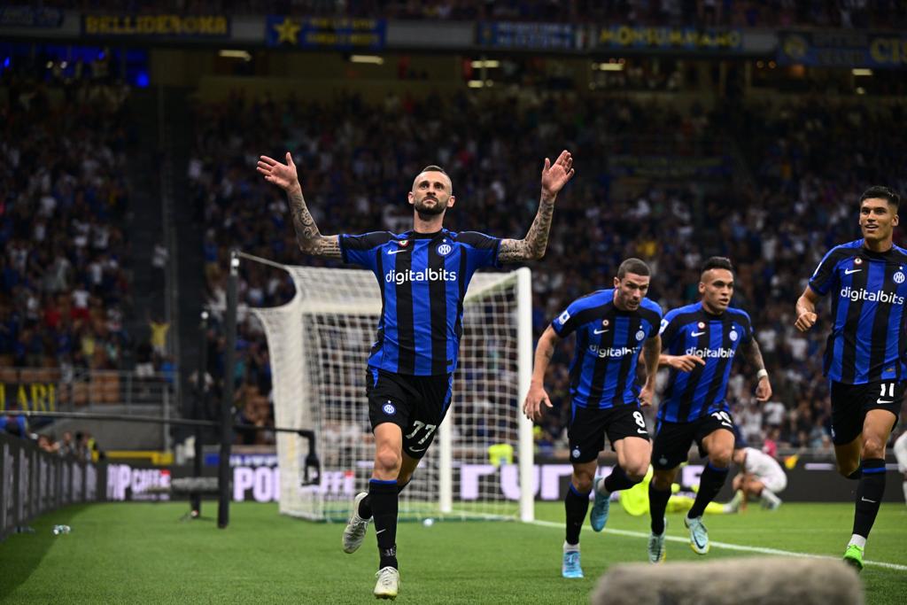 نابولي يختطف صدارة الدوري الإيطالي وإنتر يفوز على تورينو