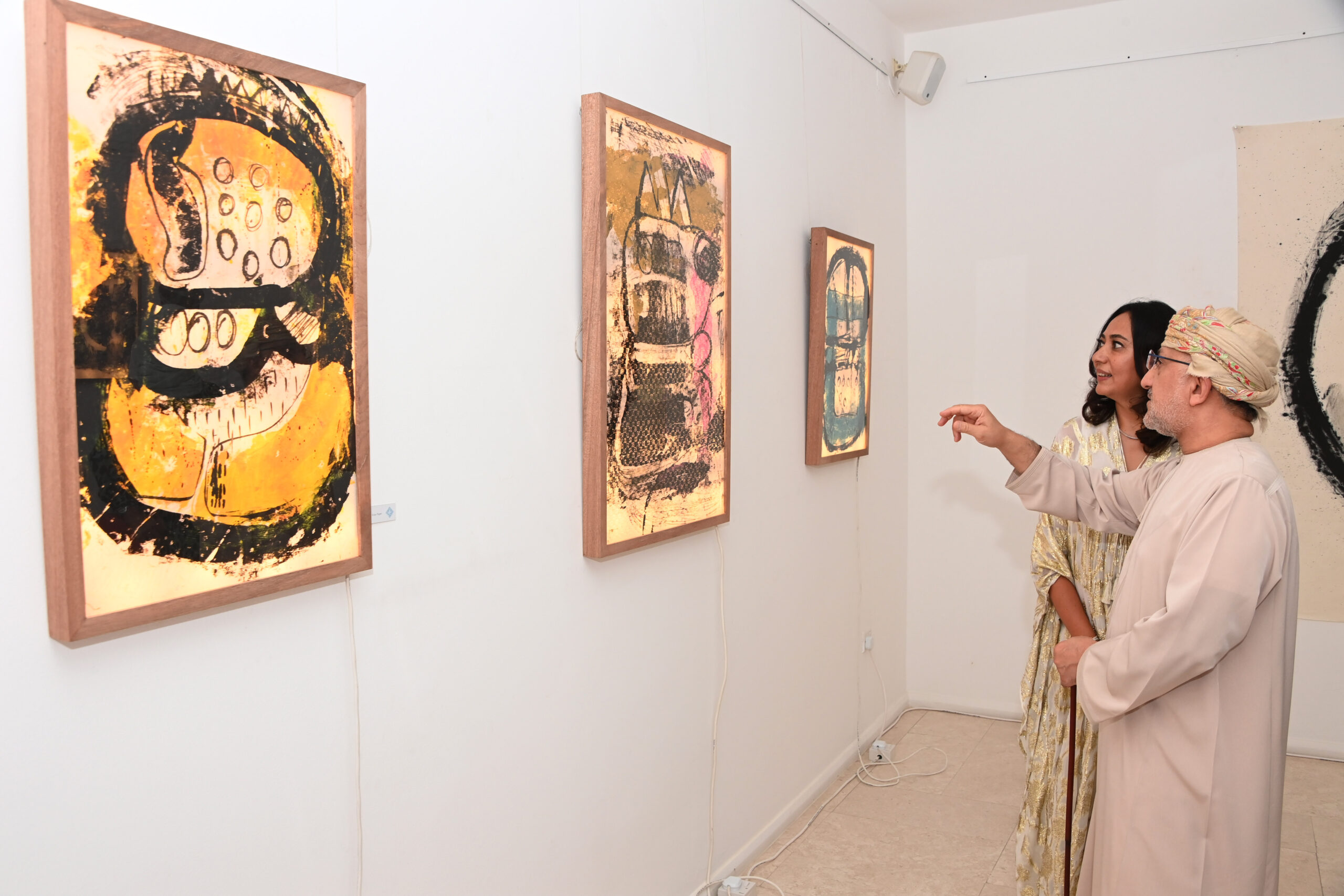 أكثر من 60 عملًا فنيًّا يجسد تجربة الفنانة راديكا هاملاي ببيت مزنة