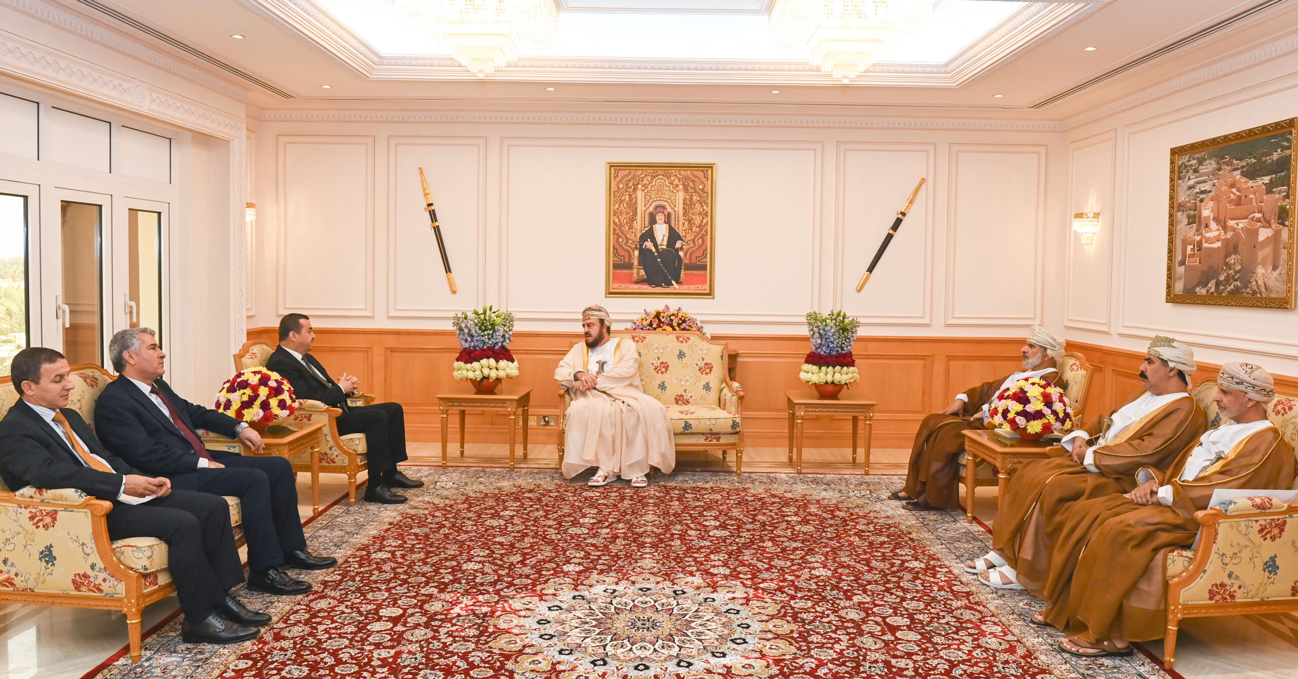 جلالةُ السُّلطان المعظم يتلقّى رسالةً خطيّةً من الرئيس الجزائري