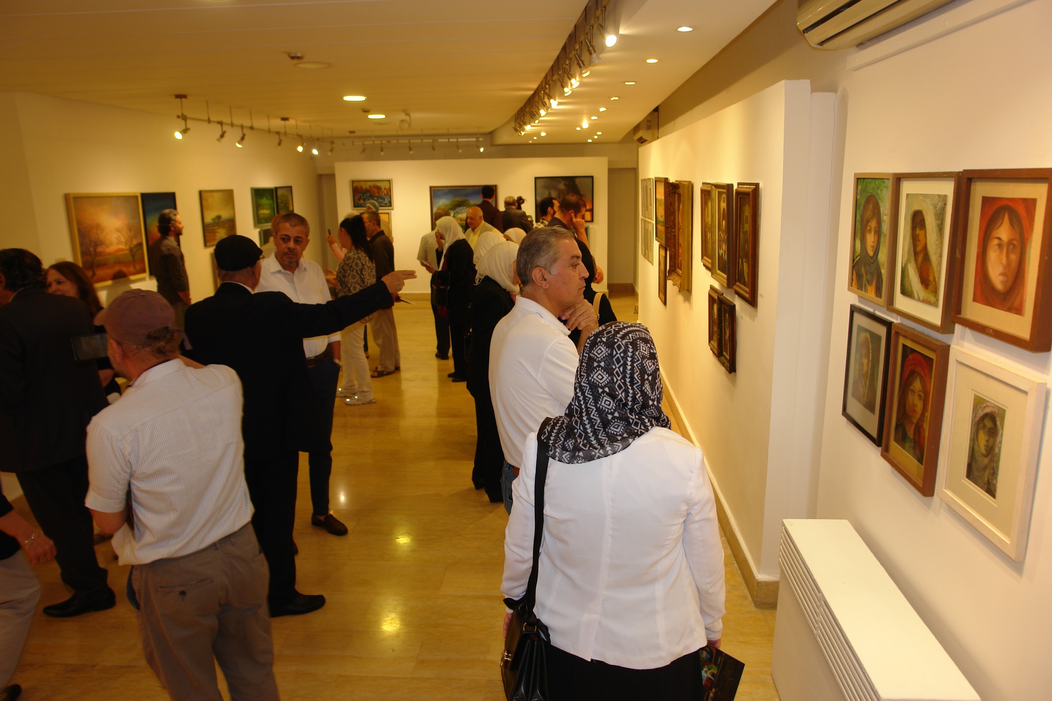 لوحات ياسر الدويك تعاين “تجليات الماضي والحاضر”