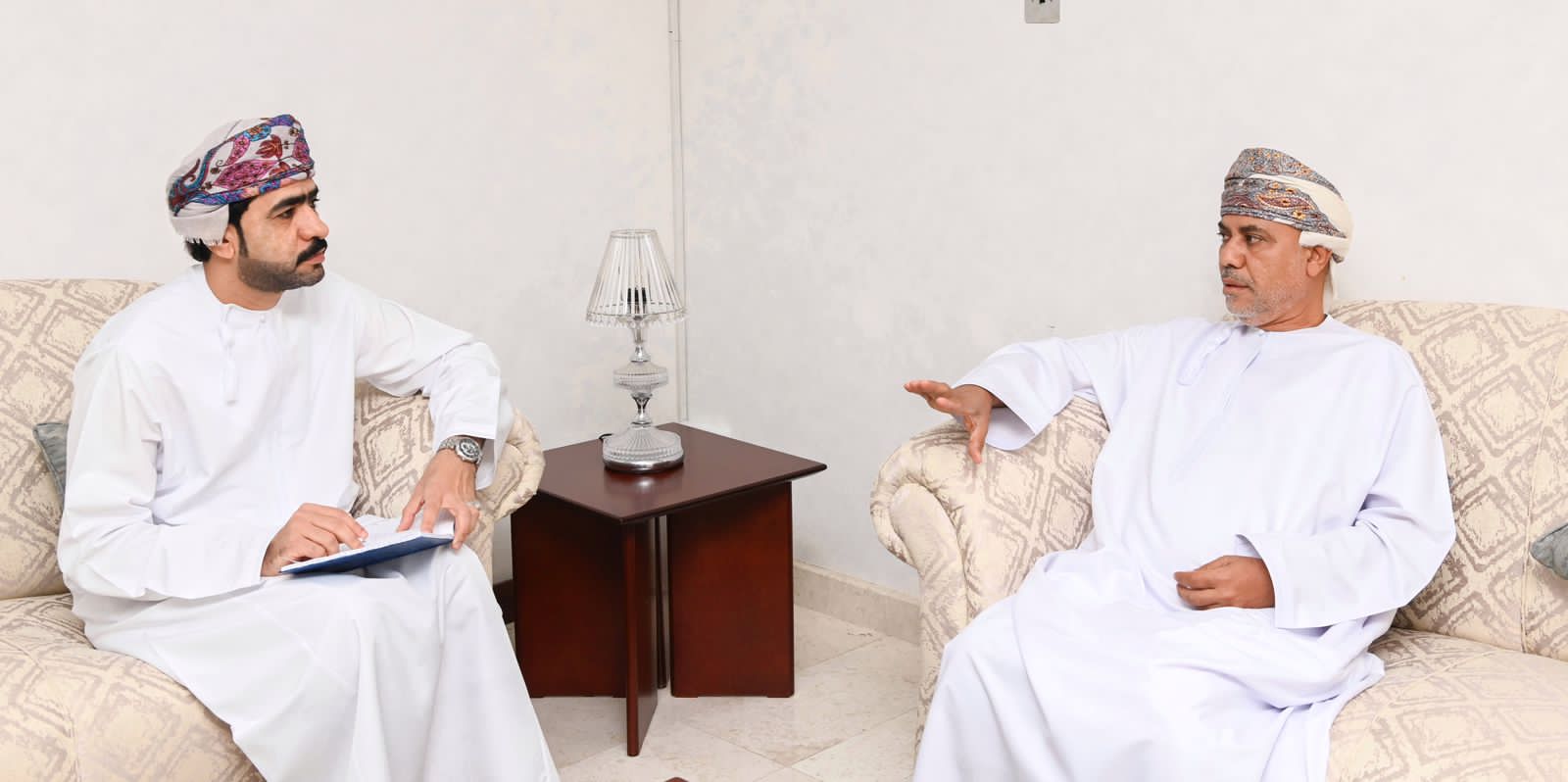 وزارة الخارجية تُطلق خدمات التصديق على الوثائق في منافذ بريد عُمان