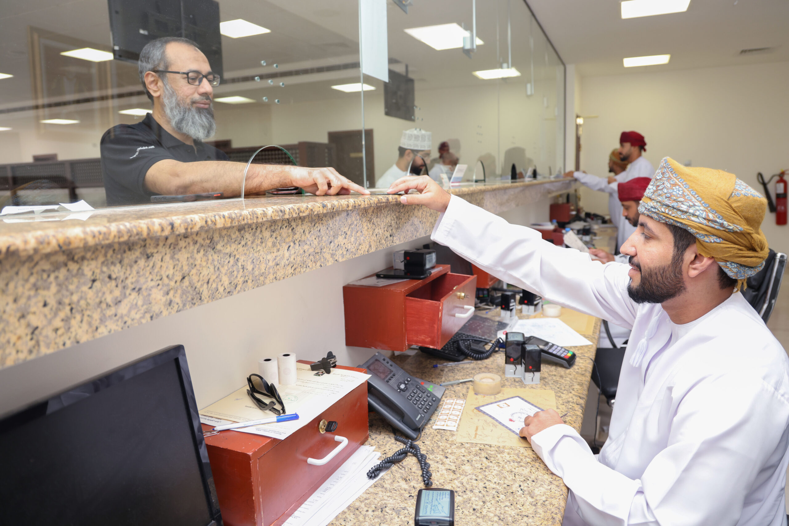 وزارة الخارجية تُطلق خدمات التصديق على الوثائق في منافذ بريد عُمان 2 63295bf25bee5 scaled