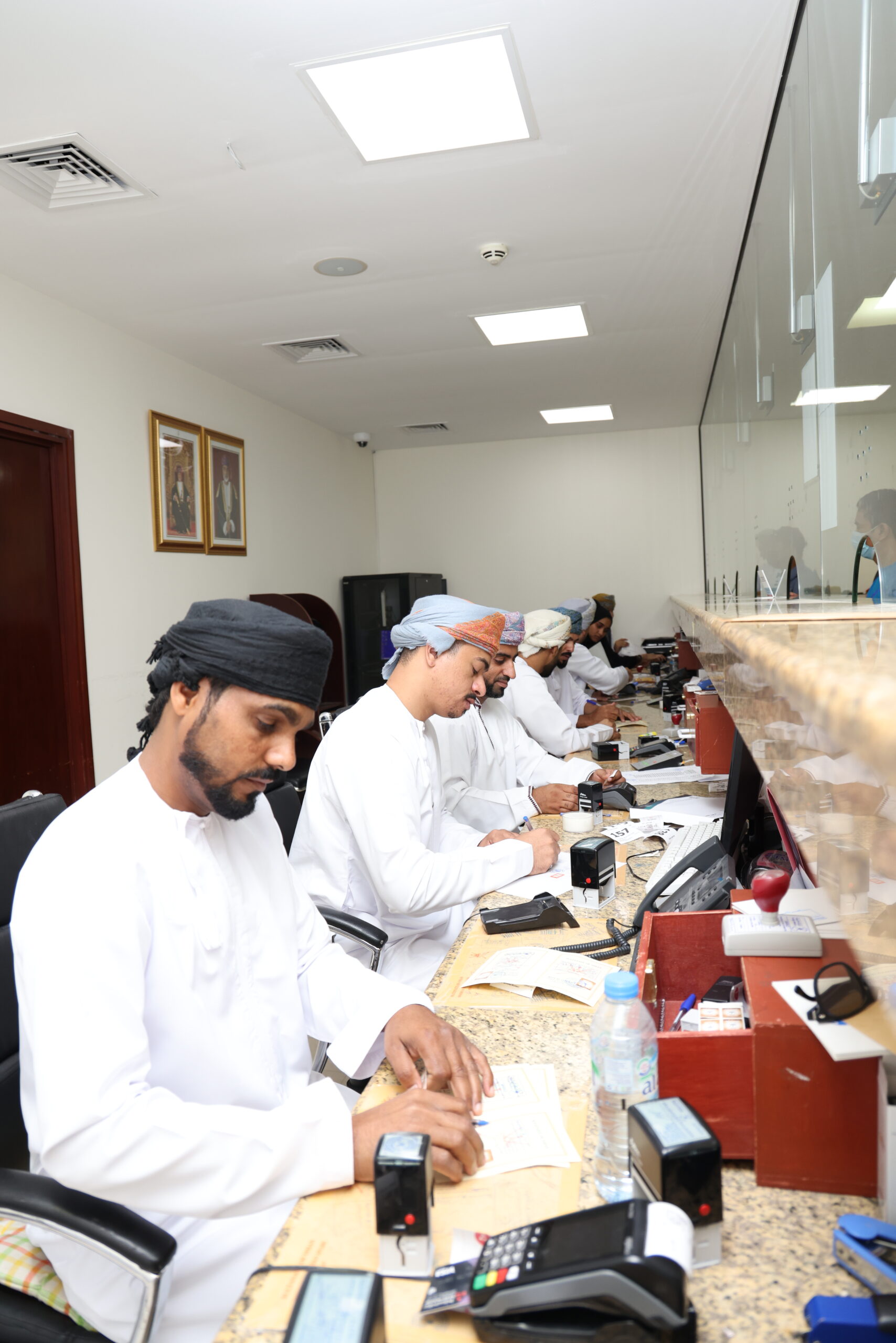 وزارة الخارجية تُطلق خدمات التصديق على الوثائق في منافذ بريد عُمان 3 63295bf27eb09 scaled