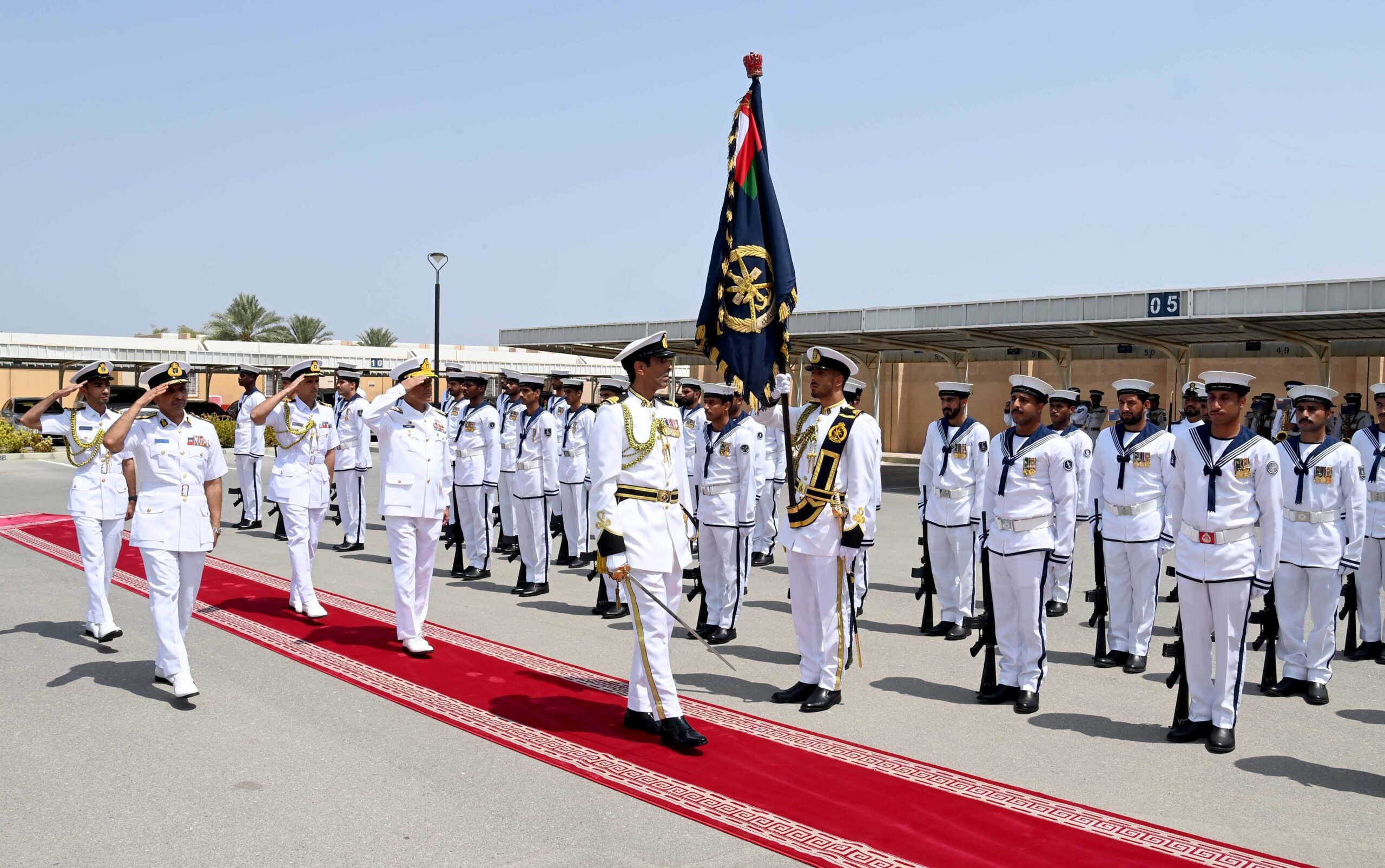 قائد البحرية السلطانية العُمانية يستقبل رئيس هيئة الأركان البحرية الباكستانية