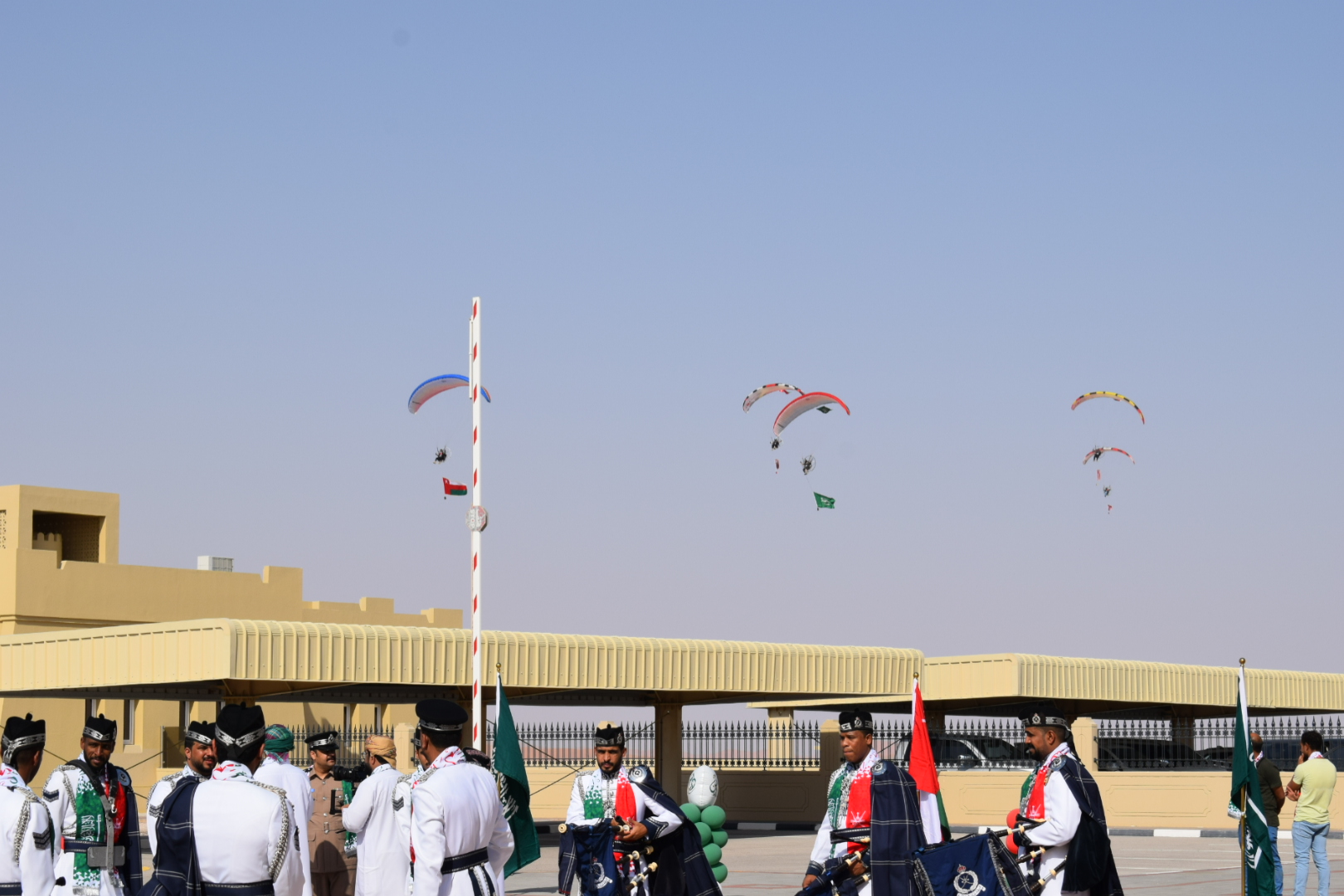 منفذ الربع الخالي الحدودي يحتفل باليوم الوطني الـ 92 للمملكة العربية السعودية 2 632d66e18e90d