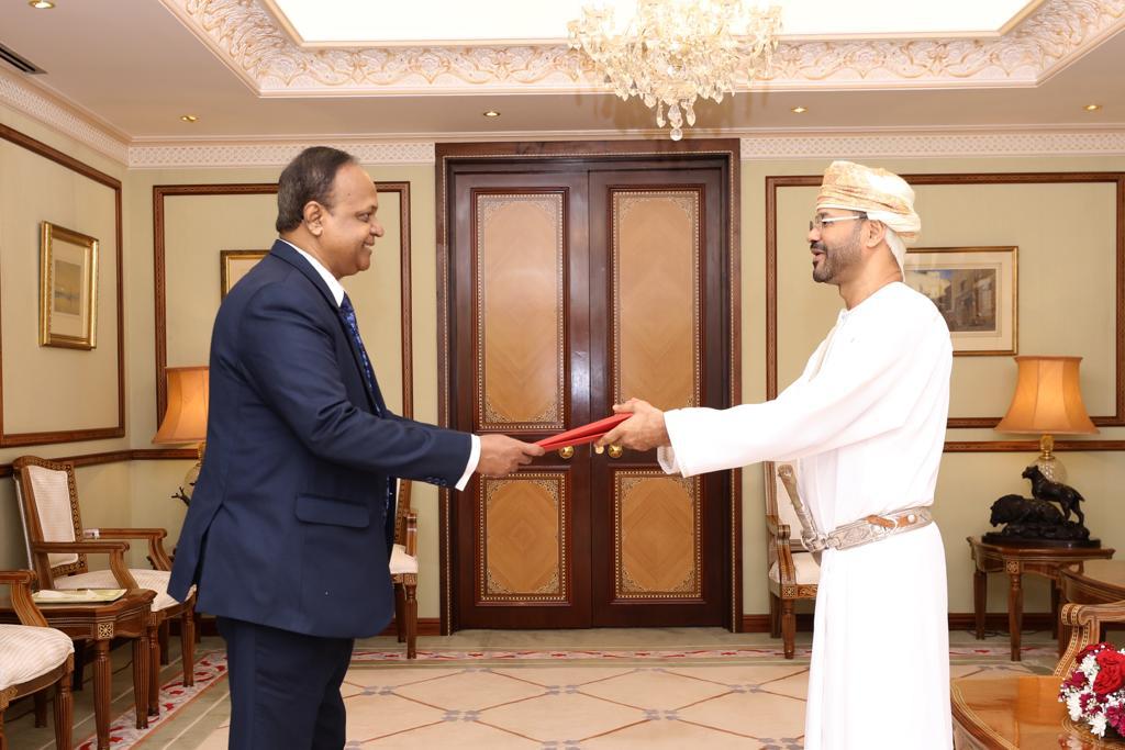 وزير الخارجية يتسلّم نسخةً من أوراق اعتماد السفير السريلانكي