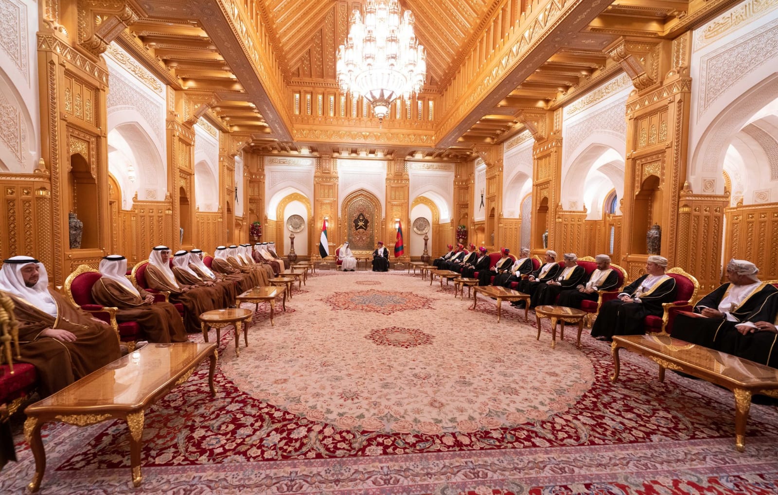 جلالة السُّلطان المعظم وسمو الشيخ رئيس دولة الإمارات يعقدان جلسة مباحثات رسميّة