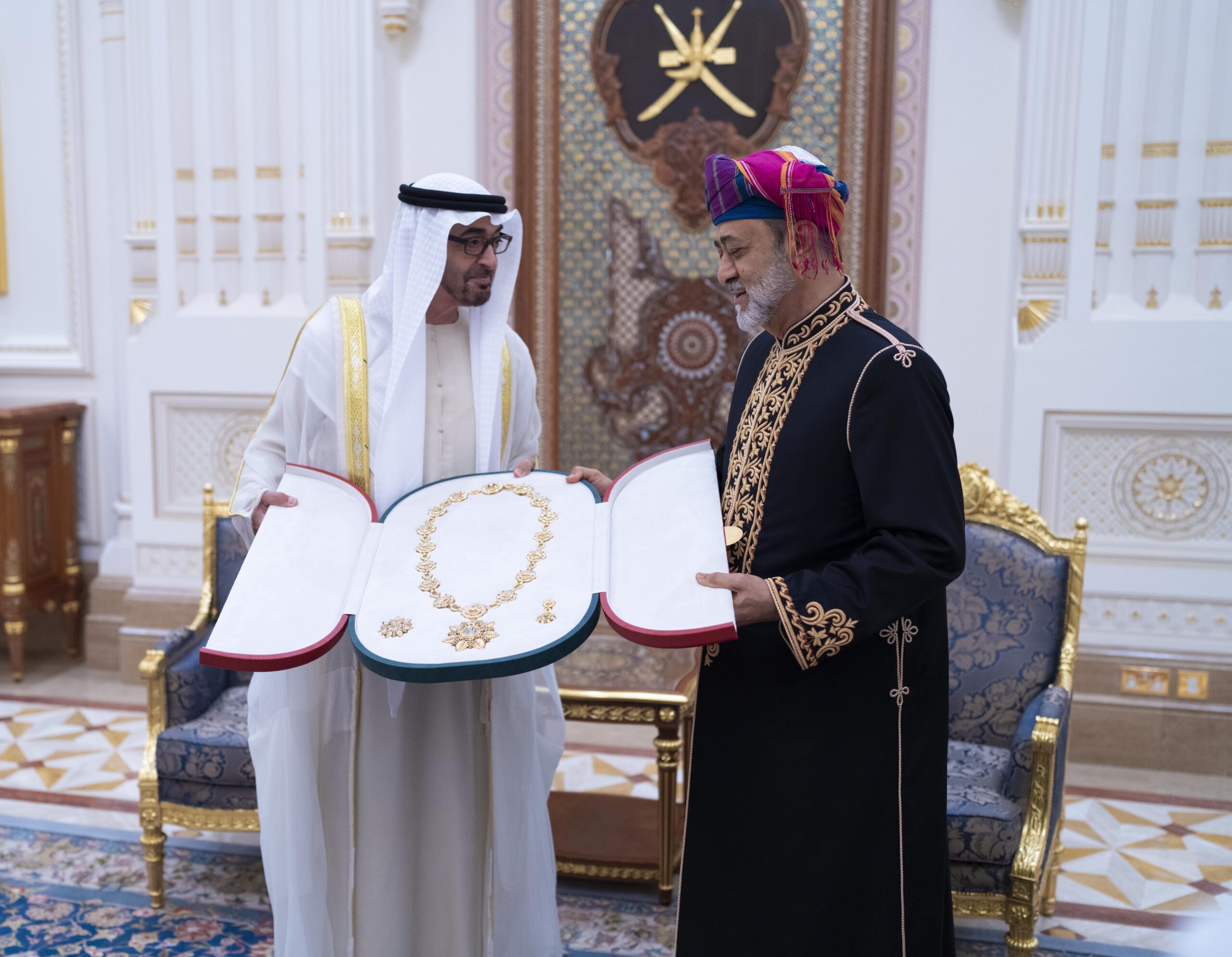 جلالة السلطان المعظم وسمو الشيخ رئيس دولة الإمارات يتبادلان الأوسمة والهدايا التذكارية