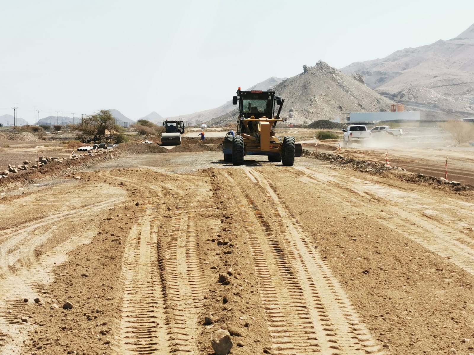 بلدية الداخلية تنفذ مشروع رصف طريق مخطط خميلة ببُهلاء