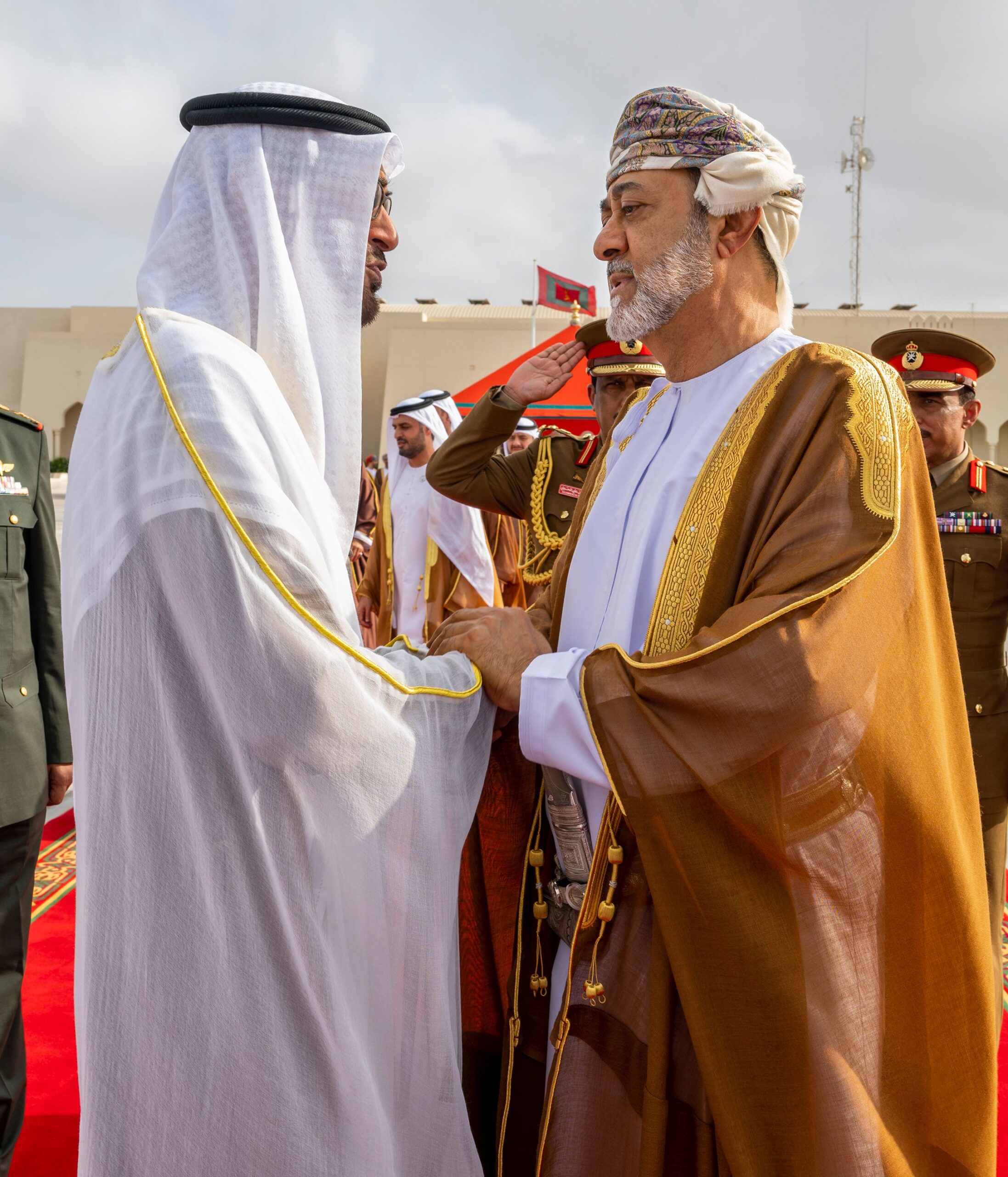 جلالة السلطان في مقدمة مودعي سمو الشيخ رئيس دولة الإمارات لدى مغادرته البلاد