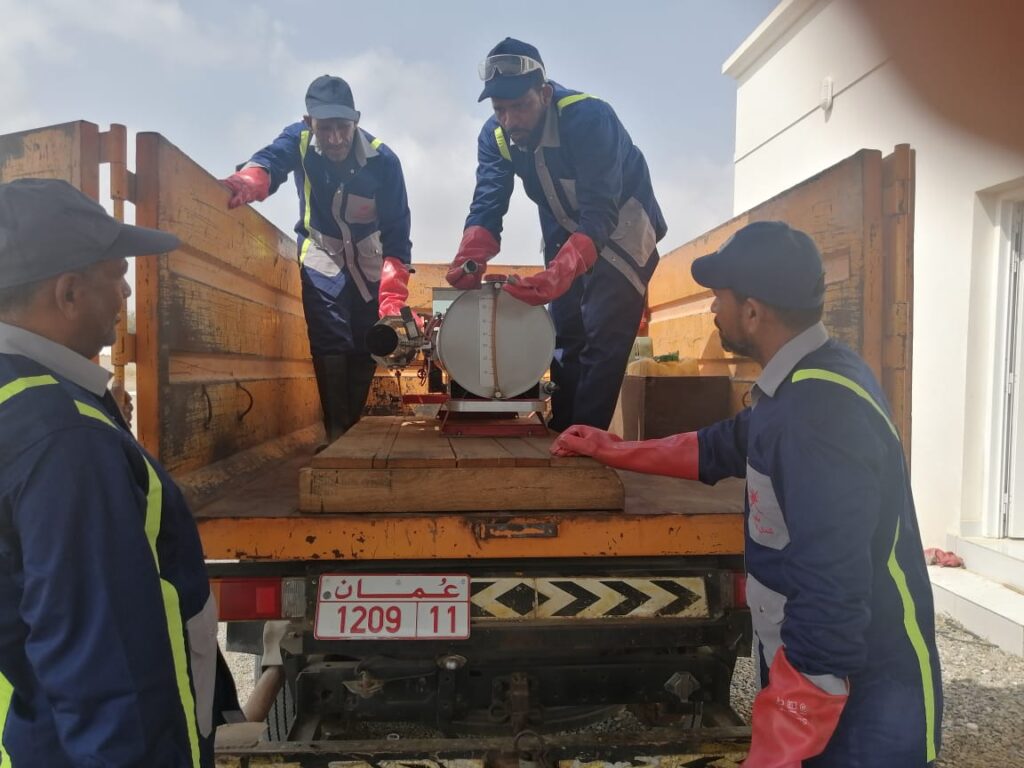 بلدية الخابورة تقيم ورشة عمل تختص في صيانة وتنظيف الآلات والمعدات المستخدمة في عمليات الرش بالمبيدات 2 IMG 20220912 WA0021