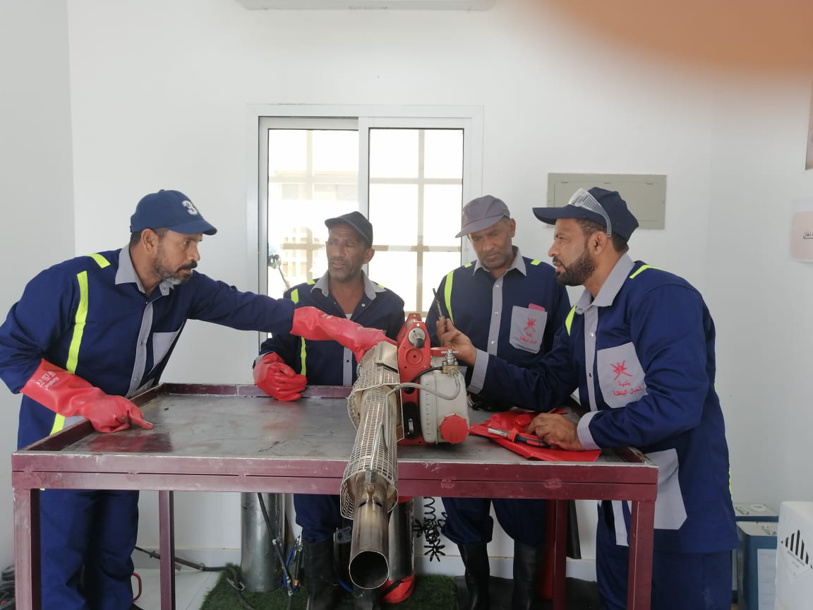 بلدية الخابورة تقيم ورشة عمل تختص في صيانة وتنظيف الآلات والمعدات المستخدمة في عمليات الرش بالمبيدات