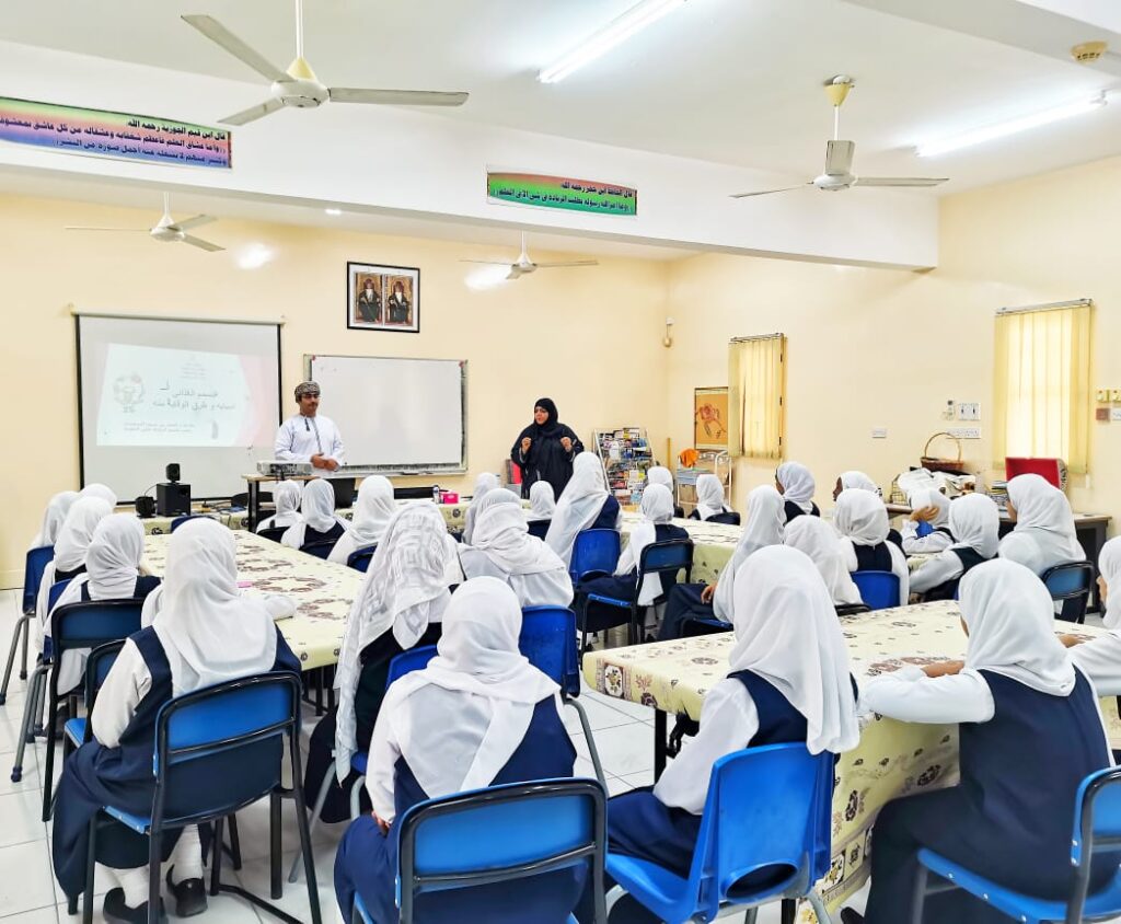 بلدية الخابورة تقيم محاضرة بعنوان التسمم الغذائي أسبابه وطرق الوقاية منه بمدرسة المستقبل بالخابورة 2 IMG 20220918 WA0015