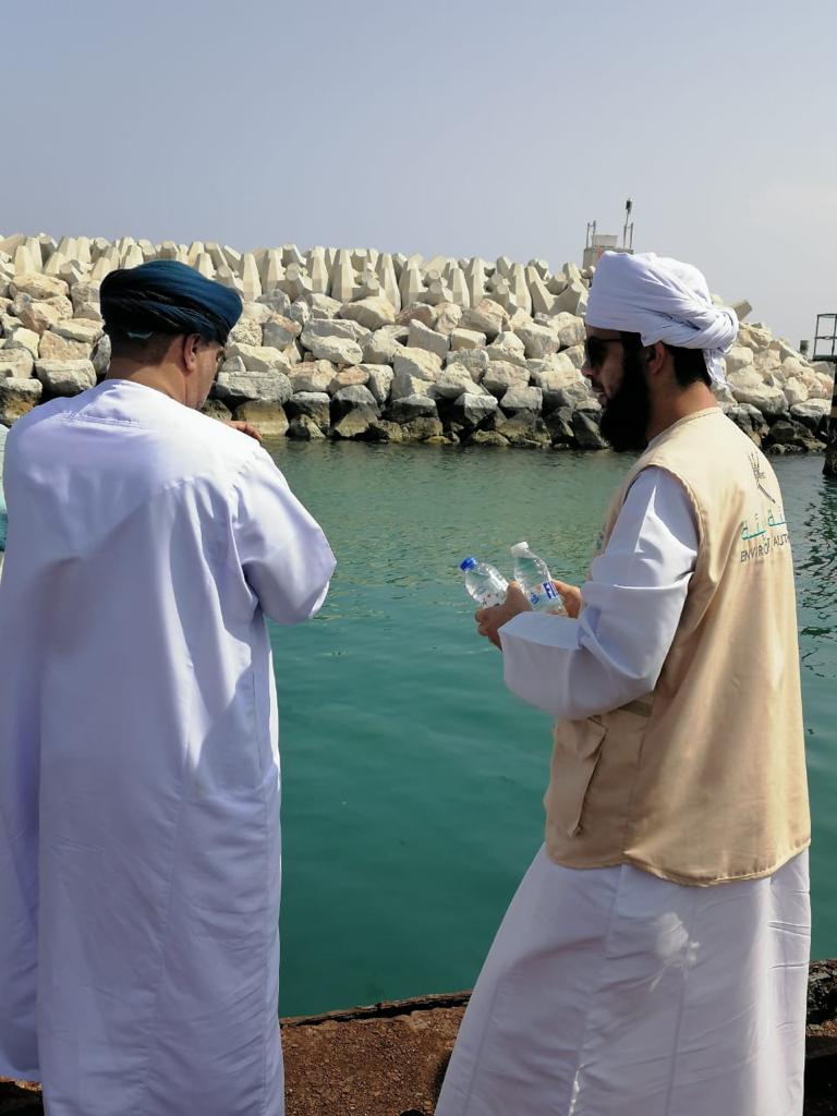 مركز البيئة بالسويق يستجيب لبلاغ افاد بتلوث مياه البحر بالخابورة