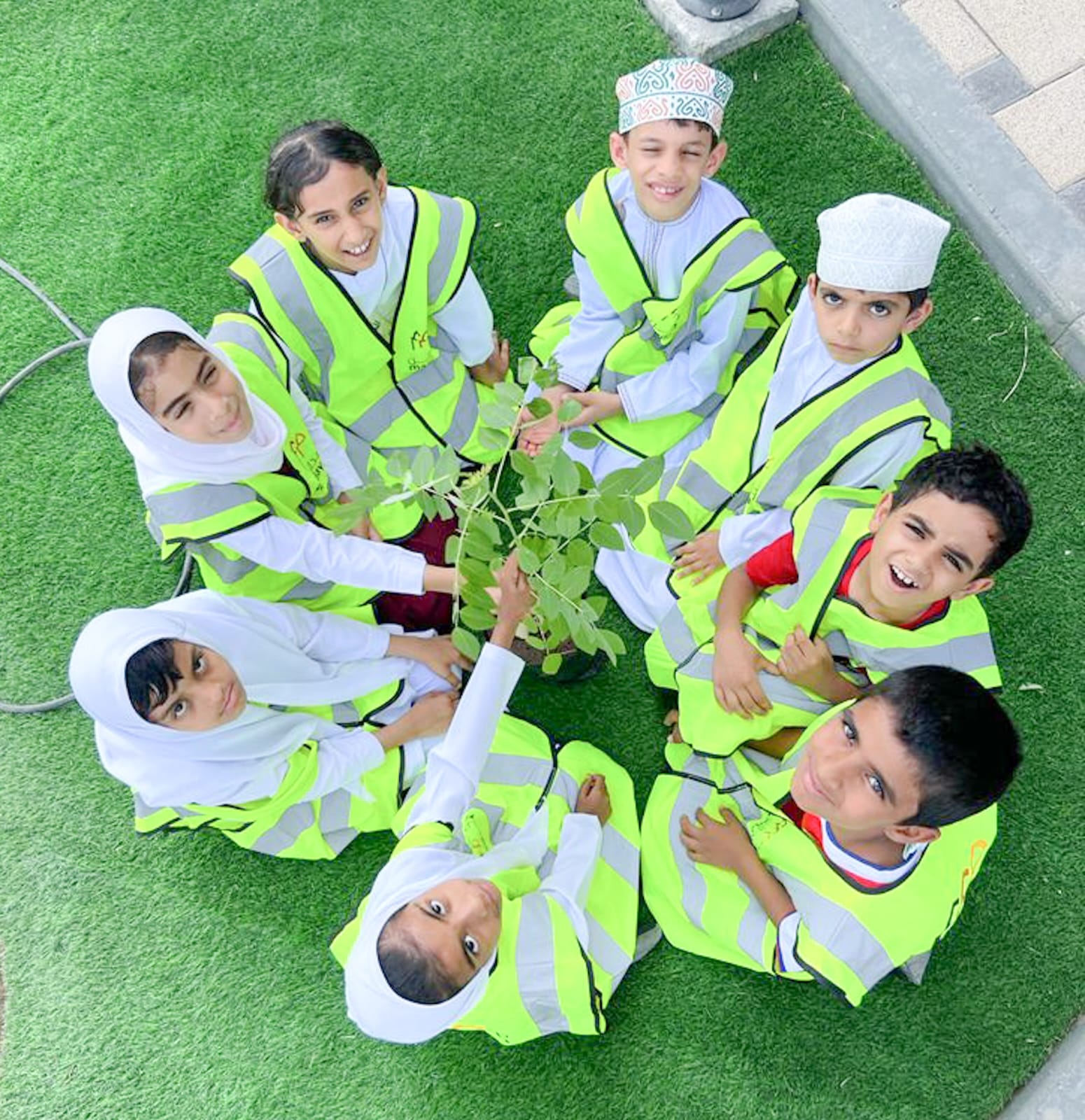 حملة لزراعة (150) شجرة في مدينتي نزوى وسمائل الصناعيتين