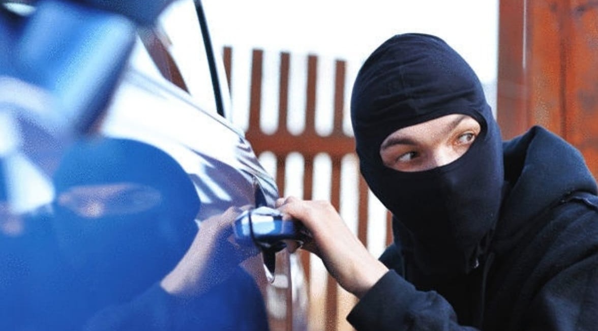 القبض على شخصين بتهمة التخريب و السرقة من عدة مركبات بشمال الباطنة