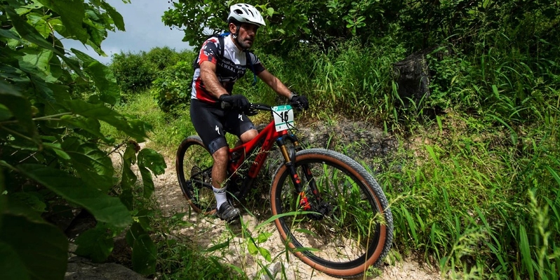 الدرّاج العُماني شبيب البلوشي يُتوّج بطلًا لسباق صلالة الجبلي للدراجات الهوائية