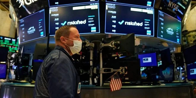 مؤشرات الأسهم الأمريكية تنخفض إثر مخاوف الركود